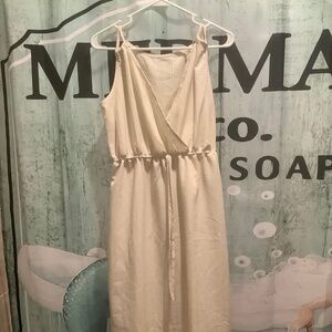 Women’s sleeveless waist defined dress